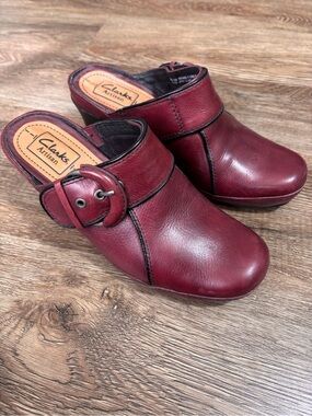Clarks Artisan Maroon Pebbled Leather Block Heel Mules